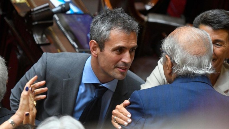 Una firma ligada a la familia Menem, cerca de ganar un contrato por $3.900 millones con el Banco Nación